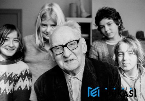 A.S. Neill: Sekolah demokratis di Summerhill, Inggris.