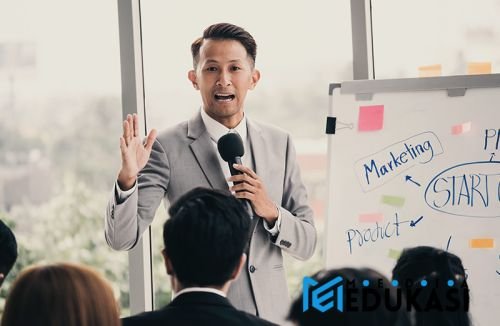Belajar Public Speaking untuk Presentasi Bisnis di Depan Kelas
