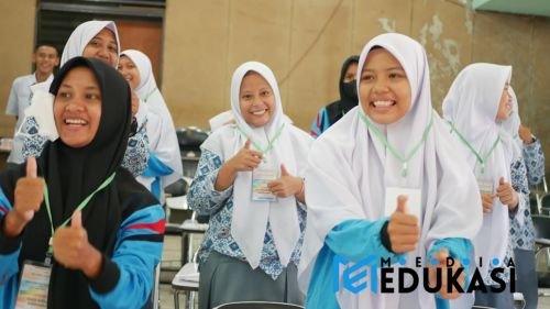 Belajar Sambil Bernyanyi – Ciptakan lagu sederhana untuk menghafal rumus atau konsep.