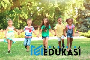 Berjalan di Jalur Imajinasi – Siswa berjalan melalui tahapan proses (misal: siklus air).