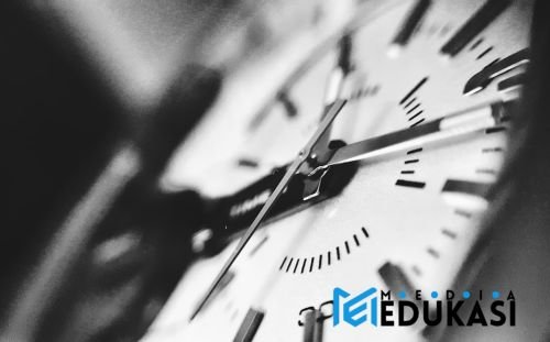 Bisa tidaknya kita menciptakan mesin waktu dari lubang cacing?