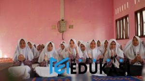 Cerita Bergilir (Story Chain) – Setiap siswa menambahkan satu kalimat dalam cerita.