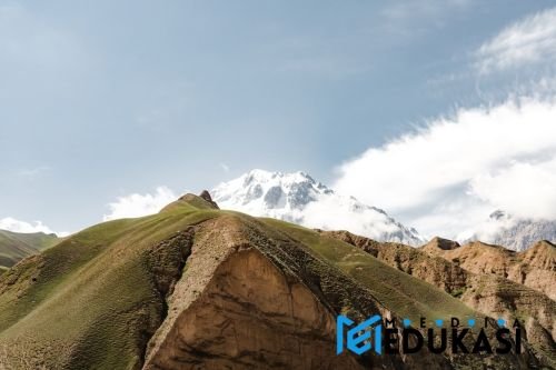 Destinasi Gunung Terbaik: Keindahan Alam & Budaya Indonesia yang Memukau