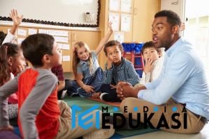 Drama Gerak Tanpa Suara – Siswa menyampaikan cerita hanya dengan gerakan.