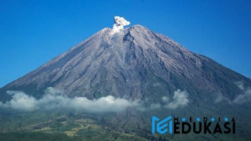 Eksplorasi Gunung Semeru: dari savana Teletubbies hingga puncak Mahameru.