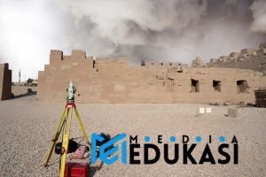 Era Digital dan Hukum: Tantangan Peradaban di Hadapan Teknologi