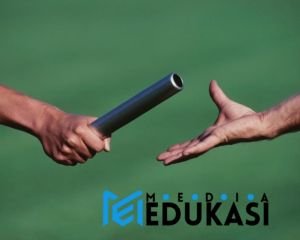 Estafet Jawaban – Tim berlomba menuliskan jawaban di papan tulis.