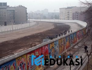 Graffiti di Berlin Wall: Dari Simbol Pembatasan ke Kanvas Kebebasan