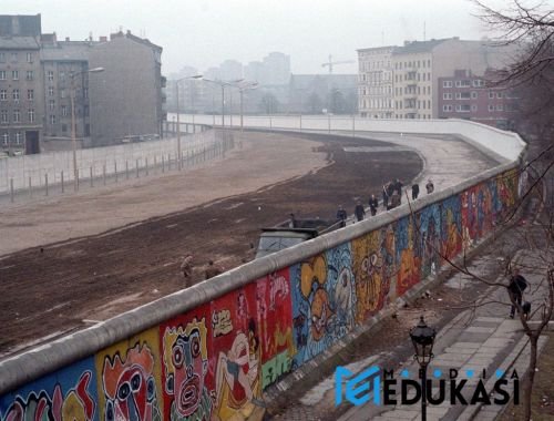 Graffiti di Berlin Wall: Dari Simbol Pembatasan ke Kanvas Kebebasan
