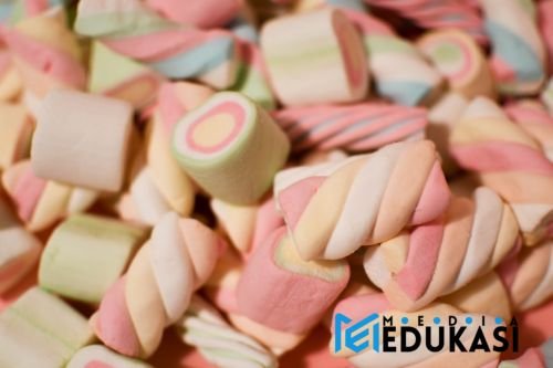 Hindari camilan manis – ganti dengan buah atau kacang.