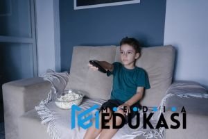 Hindari makan sambil menonton TV.