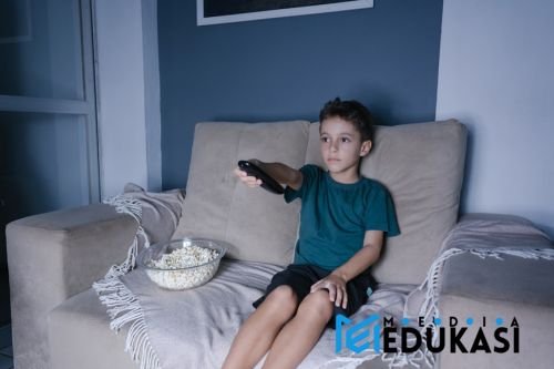 Hindari makan sambil menonton TV.