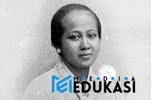 Kartini: Guru melalui surat dan pemikiran untuk emansipasi perempuan.