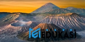 Keindahan alam Gunung Bromo saat kabut menyelimuti lautan pasir.