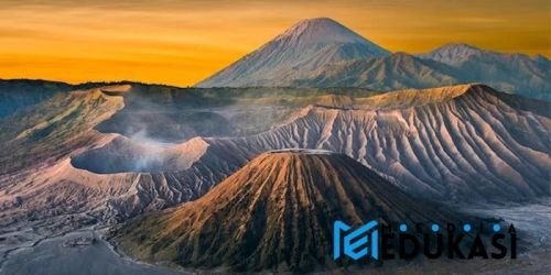 Keindahan alam Gunung Bromo saat kabut menyelimuti lautan pasir.