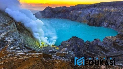 Keunikan Gunung Ijen dengan api biru (blue fire) di malam hari.