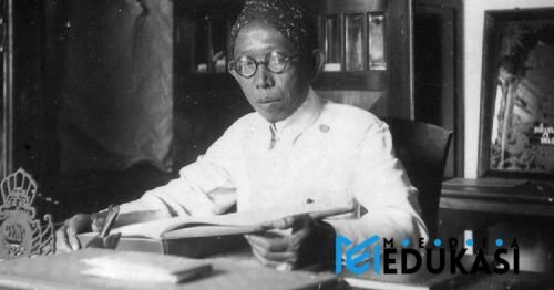 Ki Hajar Dewantara: Filosofi Tut Wuri Handayani dalam pendidikan nasional.