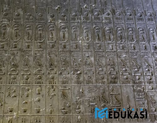 Kode Rahasia Seni Kuno: Pesan Tersembunyi Leluhur Indonesia