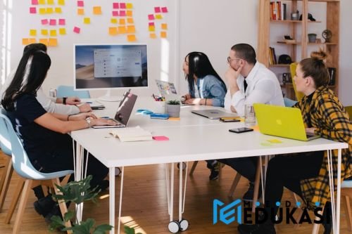 Literasi Digital untuk Guru: Kenapa Kita Juga Harus Melek Informasi