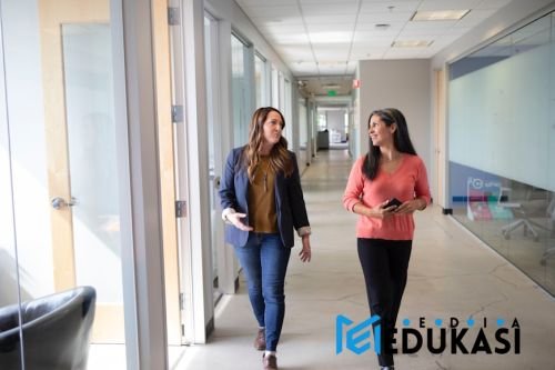 Manfaatkan waktu istirahat untuk berjalan keliling kantor atau rumah.