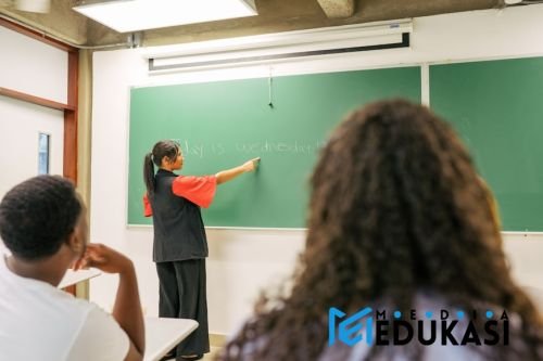 Membangun Komunitas Belajar di Kelas: Mendorong Kolaborasi dan Refleksi Bersama  untuk Pembelajaran Mendalam