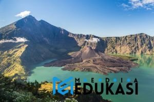 Menapaki jalur pendakian Gunung Rinjani yang masih alami dan indah.
