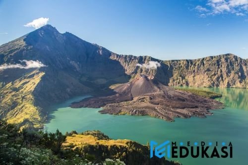 Menapaki jalur pendakian Gunung Rinjani yang masih alami dan indah.