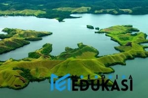 Menyusuri Danau Sentani dengan perahu tradisional di Papua.