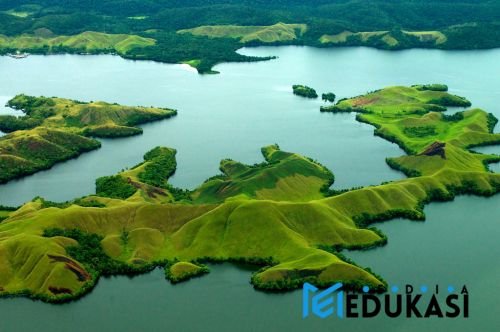 Menyusuri Danau Sentani dengan perahu tradisional di Papua.