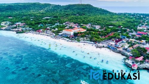 Pantai Tanjung Bira: pasir halus dan spot diving alami.