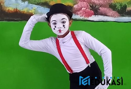 Pantomim Konsep IPA – Tebak proses alam dari gerakan siswa.