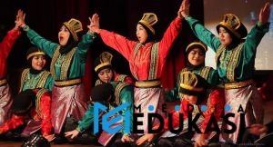 Pembelajaran dengan Tari Daerah – Integrasikan budaya lokal ke pelajaran sejarah/seni.