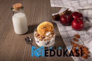 Perbanyak konsumsi makanan fermentasi seperti yoghurt atau kimchi.