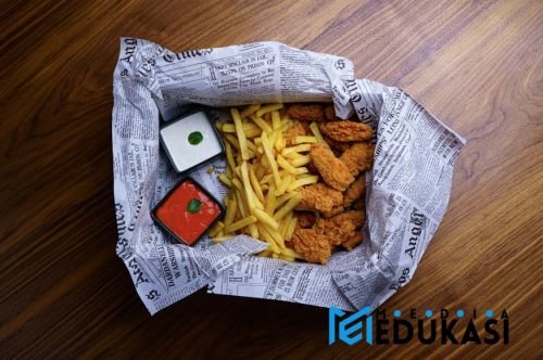 Siapkan bekal makanan sehat dari rumah.