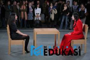 The Artist is Present – Ketika Tatapan Menjadi Pengalaman Spiritual