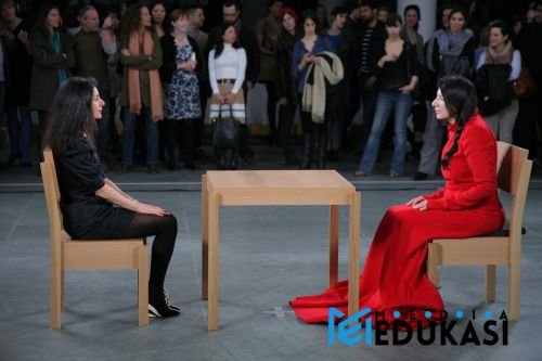 The Artist is Present – Ketika Tatapan Menjadi Pengalaman Spiritual