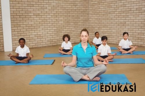 Yoga Edukatif Singkat – Gerakan ringan sambil menyebutkan fakta pelajaran.